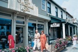 Shopping in the Village - (Photo Credit: ©Courtesy of St. Jacobs Country)